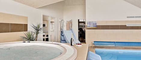 Hus | Pool | Inomhuspool och utomhuspool