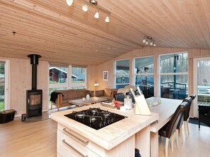 Fridge, microwave, stovetop, dishwasher - Luxurious Holiday Home in Haderslev With Private Pool (Haderslev)