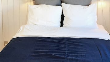 1 sovrum, unika möbler och barnsängar