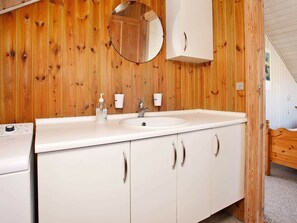 Bathroom - Luxurious Holiday Home in Brovst Near the Sea (Brovst)