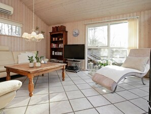 3 bedrooms, cribs/infant beds