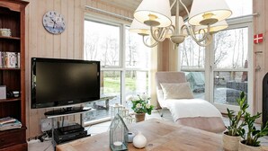 3 bedrooms, cribs/infant beds