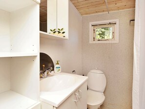 Bathroom - Quaint Holiday Home in Børkop Jutland near Beach (Borkop)