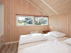3 bedrooms, cribs/infant beds