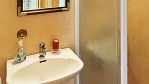 Shower, towels - 5 Person Holiday Home in Valdemarsvik (Valdemarsvik)