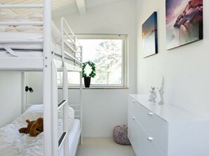 2 bedrooms, cribs/infant beds
