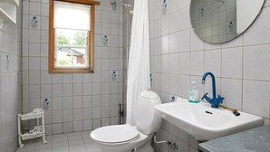 Bathroom - Charming Holiday Home in Juelsminde With Whirlpool (Horsens)