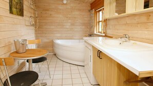 3 bedrooms, cots/infant beds, individually furnished - Charming Holiday Home in Juelsminde With Whirlpool (Horsens)