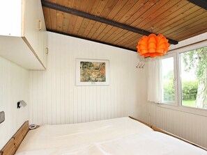 2 bedrooms, cribs/infant beds