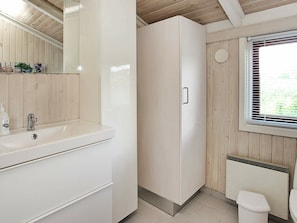 3 bedrooms, cribs/infant beds