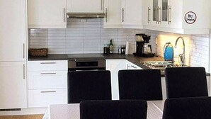 Coffee/tea maker, fridge, stovetop, dishwasher - 6 Person Holiday Home in Ølen (Vindafjord)