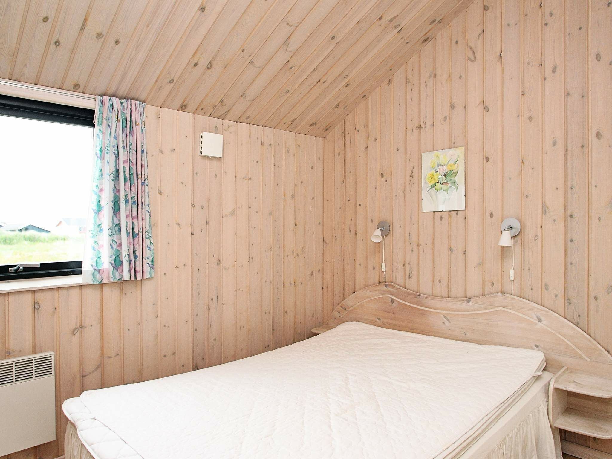 4 bedrooms, cribs/infant beds