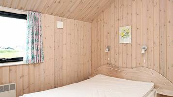 4 bedrooms, cribs/infant beds
