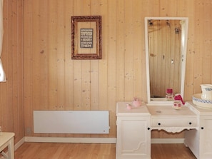 3 bedrooms, cribs/infant beds