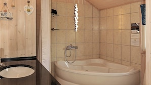 Bathroom - Premium Home in Hemmet With Whirlpool (Hemmet)