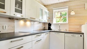 Coffee/tea maker, fridge, microwave, dishwasher - Holiday Home in Hästveda (Hästveda)