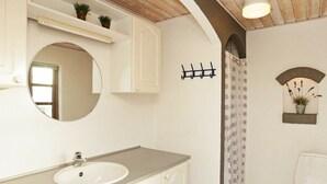 Shower - Luxurious Holiday Home in Blåvand With Indoor Pool (Blavand)