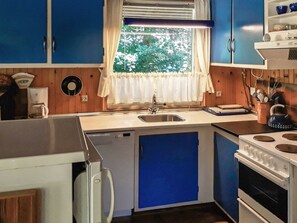 Wasserkocher mit Kaffee-/Teezubehör, Kühlschrank, Herdplatte