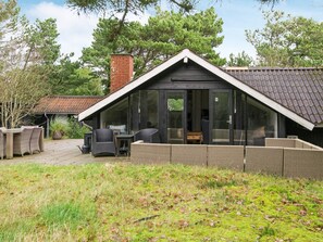 Exterior - Tranquil Holiday Home in Henne With Barbeque (Henne)