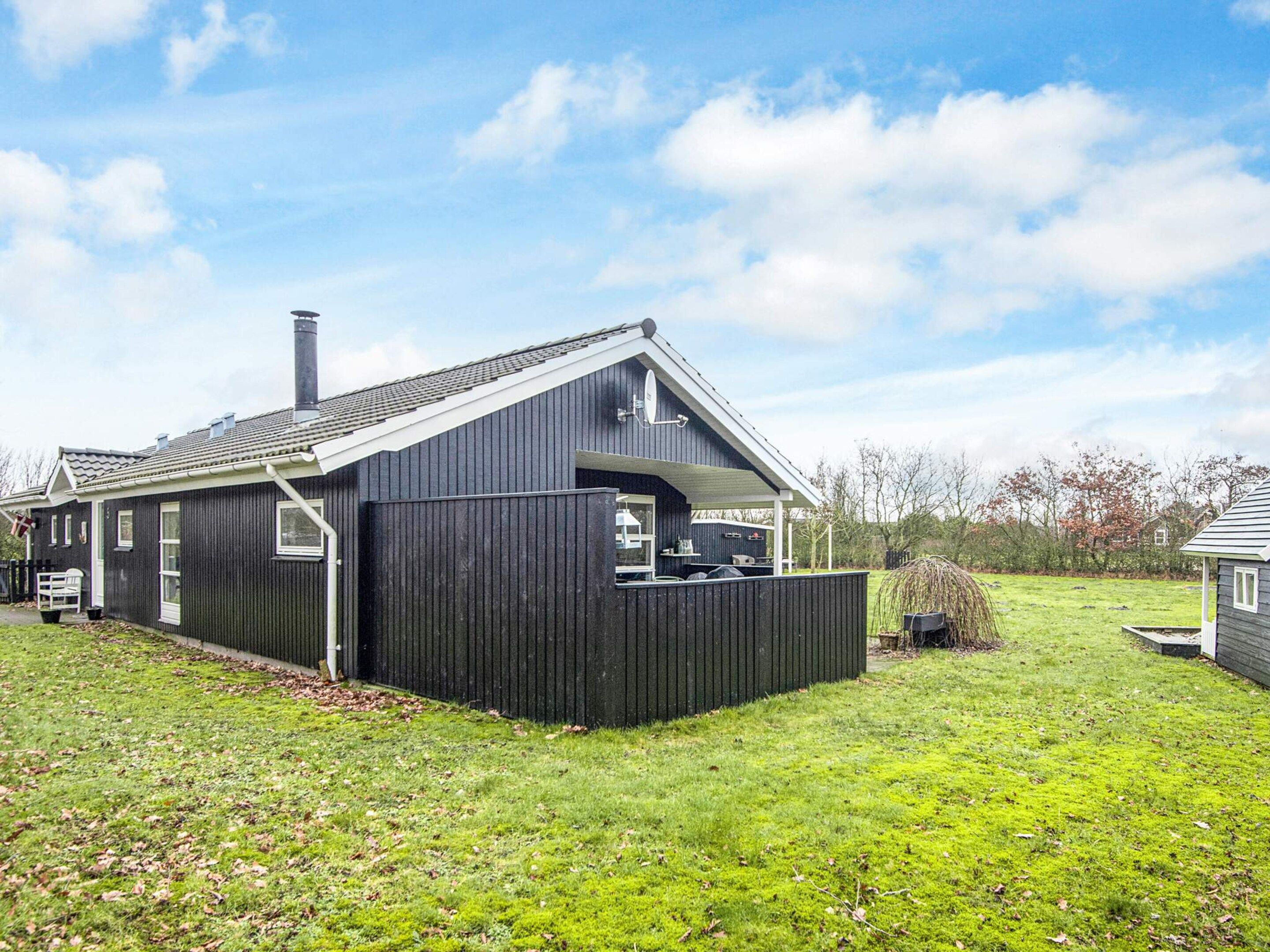 Une maison à deux étages dotée d’un patio couvert, d’une cheminée et d’une cour clôturée.