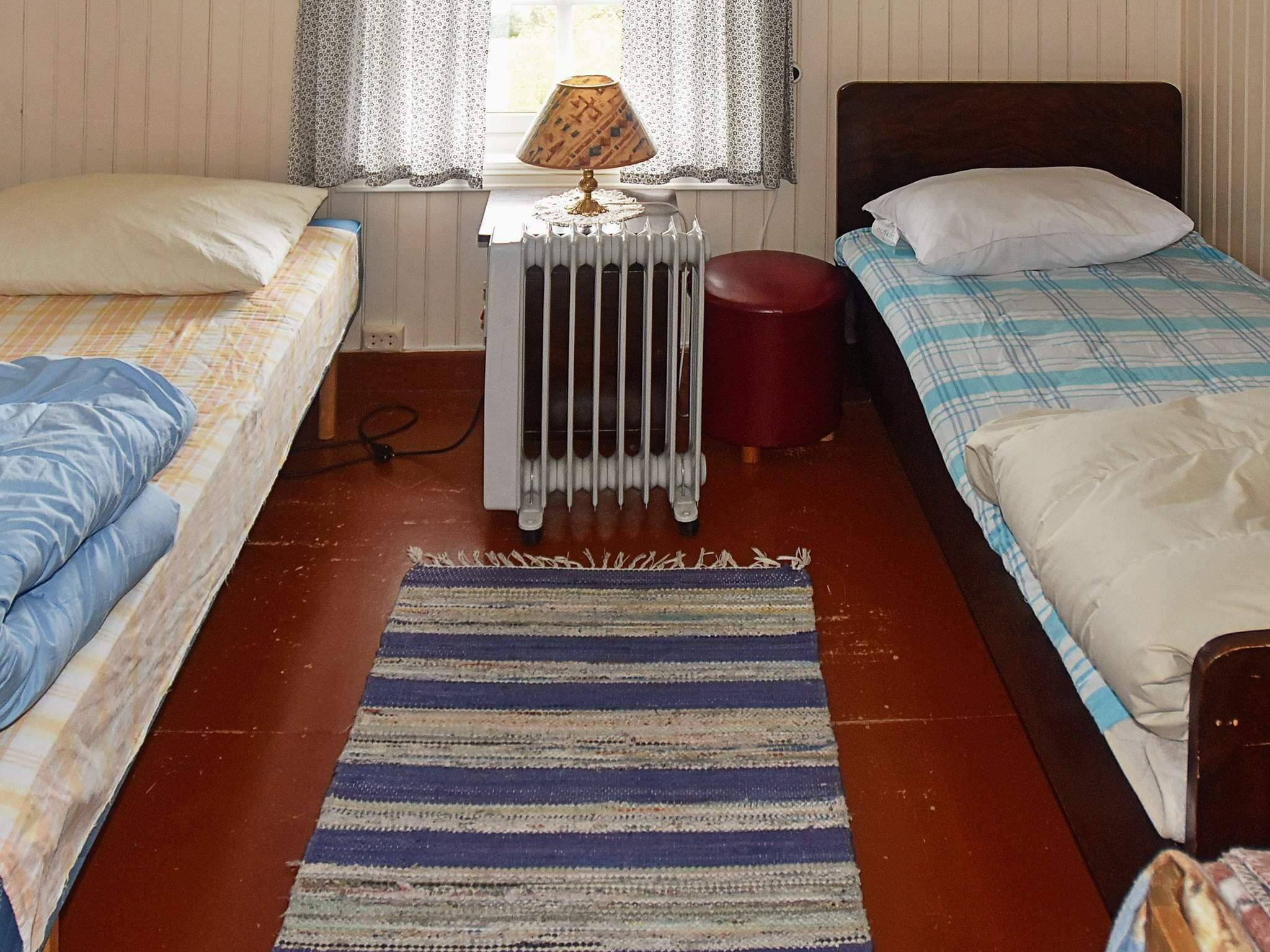 2 kamar tidur dan dilengkapi dengan perabotan berbeda-beda