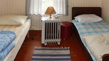 2 kamar tidur dan dilengkapi dengan perabotan berbeda-beda