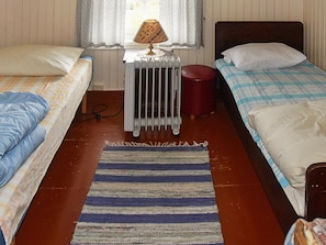 2 kamar tidur dan dilengkapi dengan perabotan berbeda-beda