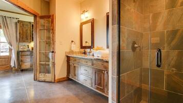 Regadera, secadora de cabello, toallas, jabón