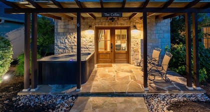 The Cellar-Luxury Cottage with hot tub on Main St.