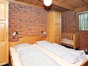 4 bedrooms, cribs/infant beds