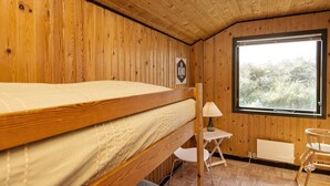 House | 3 bedrooms, individually furnished - 4 Person Holiday Home in Lokken (Lokken)