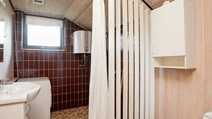 House | Bathroom - 4 Person Holiday Home in Lokken (Lokken)