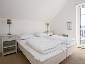 4 bedrooms, cribs/infant beds