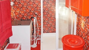 2 Schlafzimmer, individuell eingerichtet