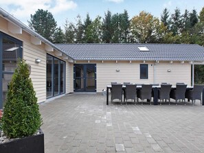 House | Outdoor dining - Spacious Holiday Home in Glesborg near Ocean (Glesborg)