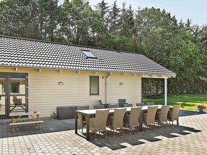 House | Outdoor dining - Spacious Holiday Home in Glesborg near Ocean (Glesborg)