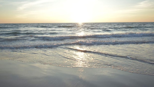 A beach with waves and a clear sky. - 4 Person Holiday Home in Romo (Rømø)