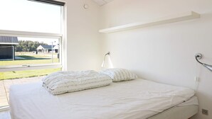 4 bedrooms, cots/infant beds - Modern Holiday Home in Jutland With Sauna (Hadsund)