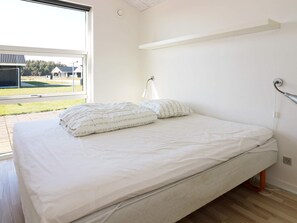 4 bedrooms, cots/infant beds - Modern Holiday Home in Jutland With Sauna (Hadsund)