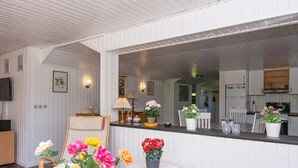 Ein modernes Interieur mit Essbereich, Küche und Wohnbereich.