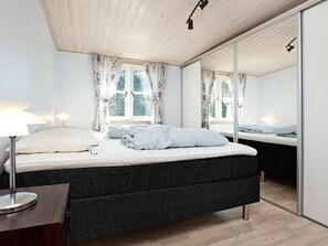 3 bedrooms, cribs/infant beds