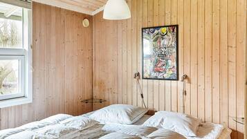 5 bedrooms, cribs/infant beds