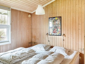 5 bedrooms, cribs/infant beds
