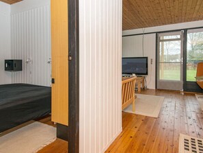 3 bedrooms, cribs/infant beds