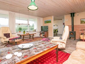 Living room - Inviting Holiday Home in Roslev Near Limfjorden (Roslev)