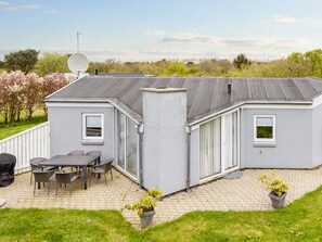 A modern house with a patio, a satellite dish, and a small garden. - 5 Star Holiday Home in Vestervig (Vestervig)