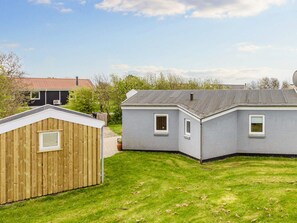 A residential property with a detached house, a wooden shed, and a well-maintained lawn. - 5 Star Holiday Home in Vestervig (Vestervig)
