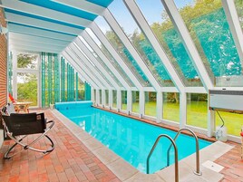 Casa | Piscina | Una piscina cubierta, una piscina al aire libre