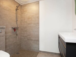 Bathroom - Modern Holiday Home in Hundested Near the Ocean (Hundested)