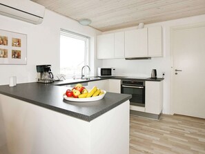 House | Private kitchen - Luxury Spa Retreat by Sea (Harboore)